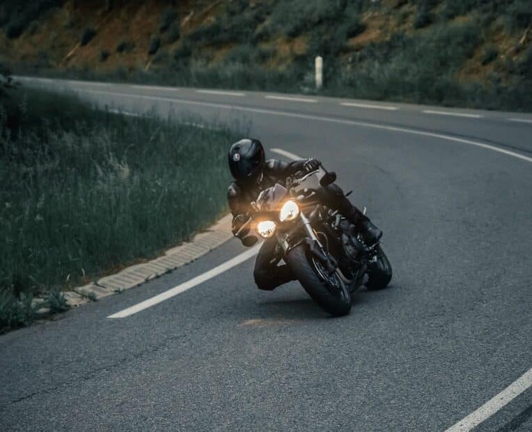 Motociclista con casco protettivo - incidente in moto e risarcimento danni